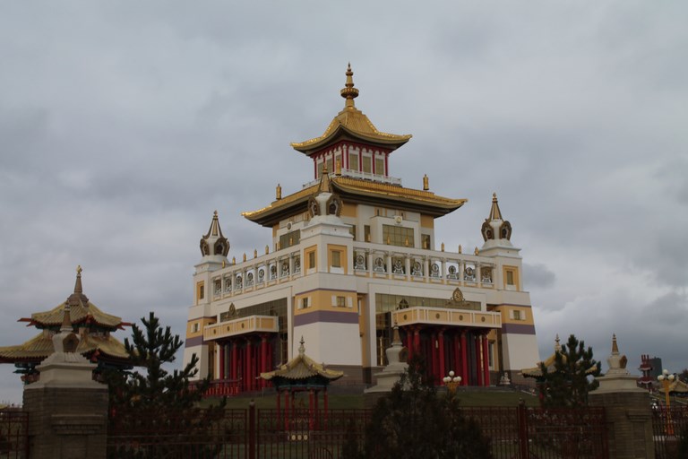 vue générale du temple bouddhiste d'Elista