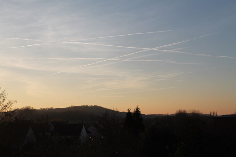 Vue du ciel non loin d'un aéroport en France