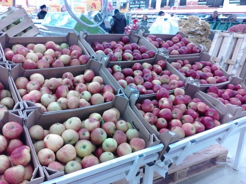 vente de pommes dans un supermarché russe